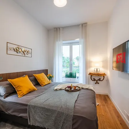 The Golden Retreat - San Babila Duomo Apartment Milan